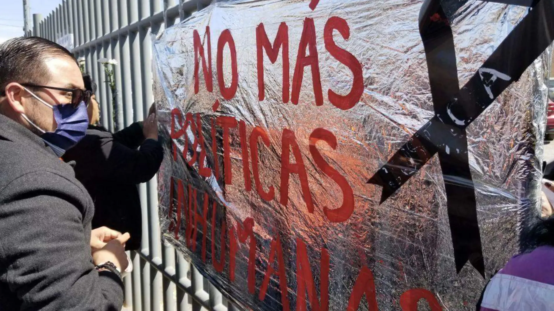 Migrantes reclaman a autoridades en México tras muerte de 38 personas en estación del INM